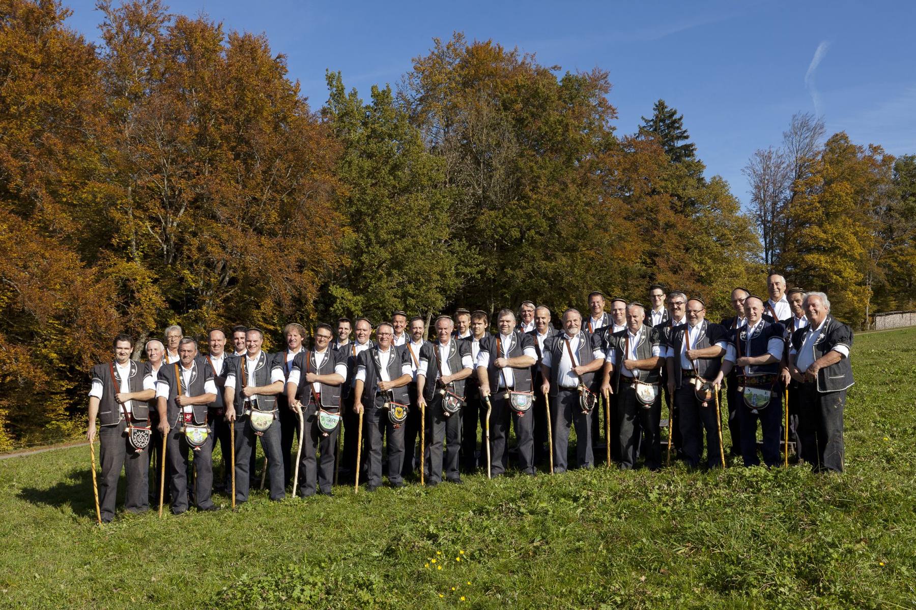 Photo de groupe du Chœur des Armaillis de la Gruyère avec Michel Corpataux