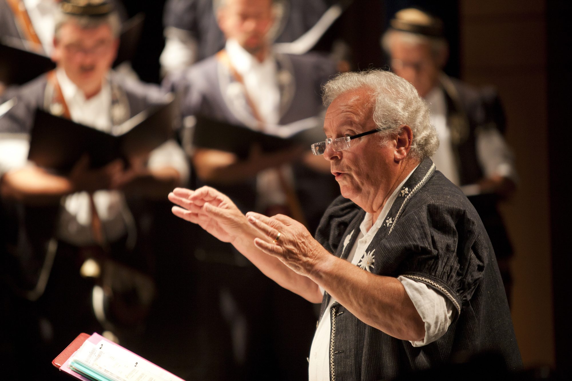 Michel Corpataux dirigeant le Chœur des Armaillis en concert